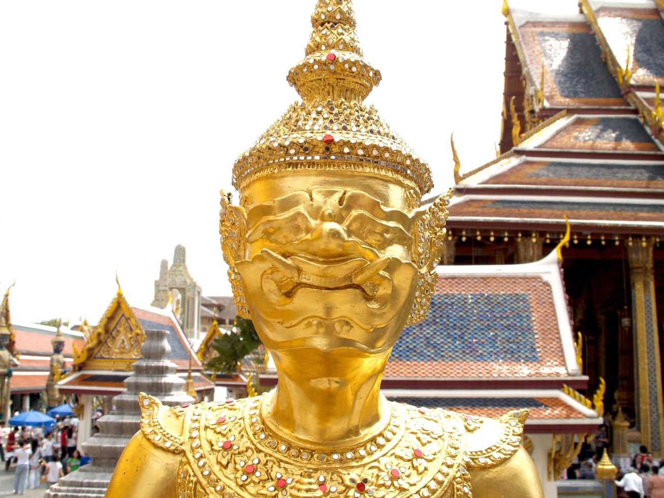 Bangkok, Thailand, 2021 - Wat Phra Kaew goldene Statue foto