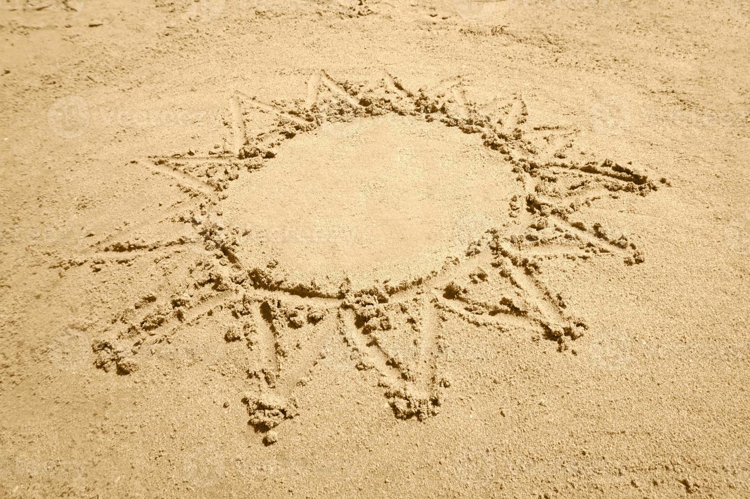 Sonne Zeichnung auf Sand foto