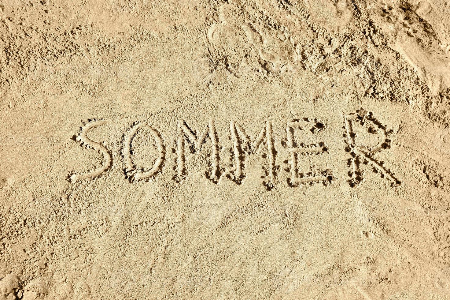 Sommer- im Deutsche - - Wort auf Sand foto