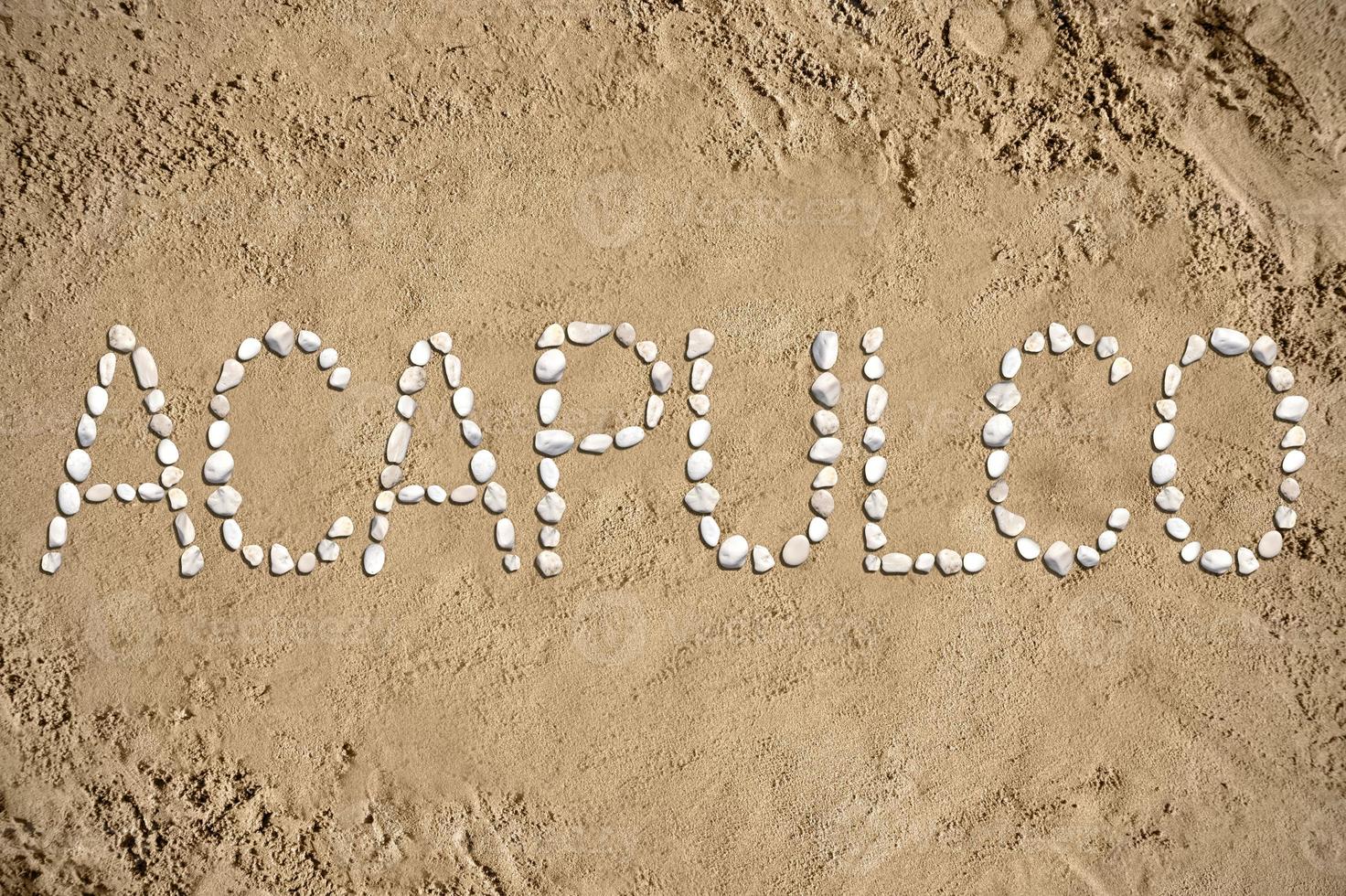 acapulco - - Wort gemacht mit Steine auf Sand foto