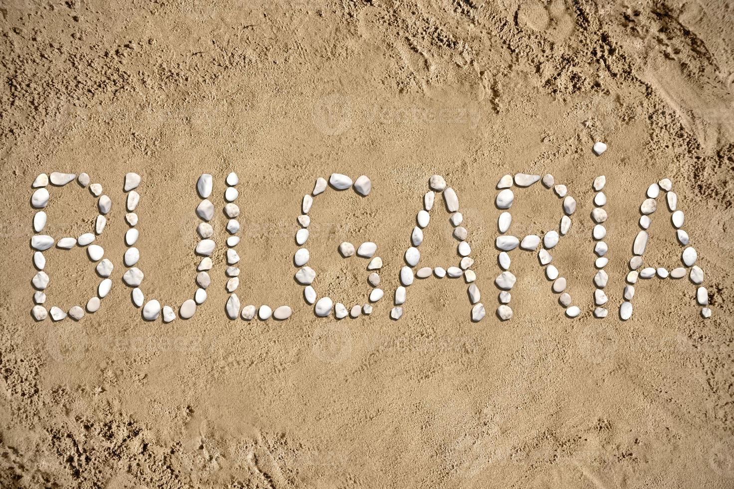 Bulgarien - - Wort gemacht mit Steine auf Sand foto