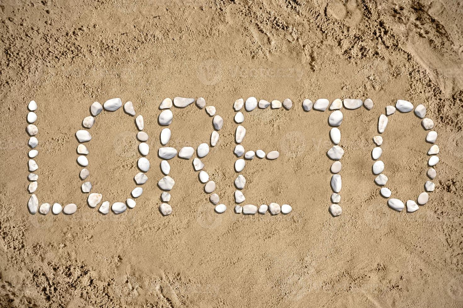 loreto - - Wort gemacht mit Steine auf Sand foto