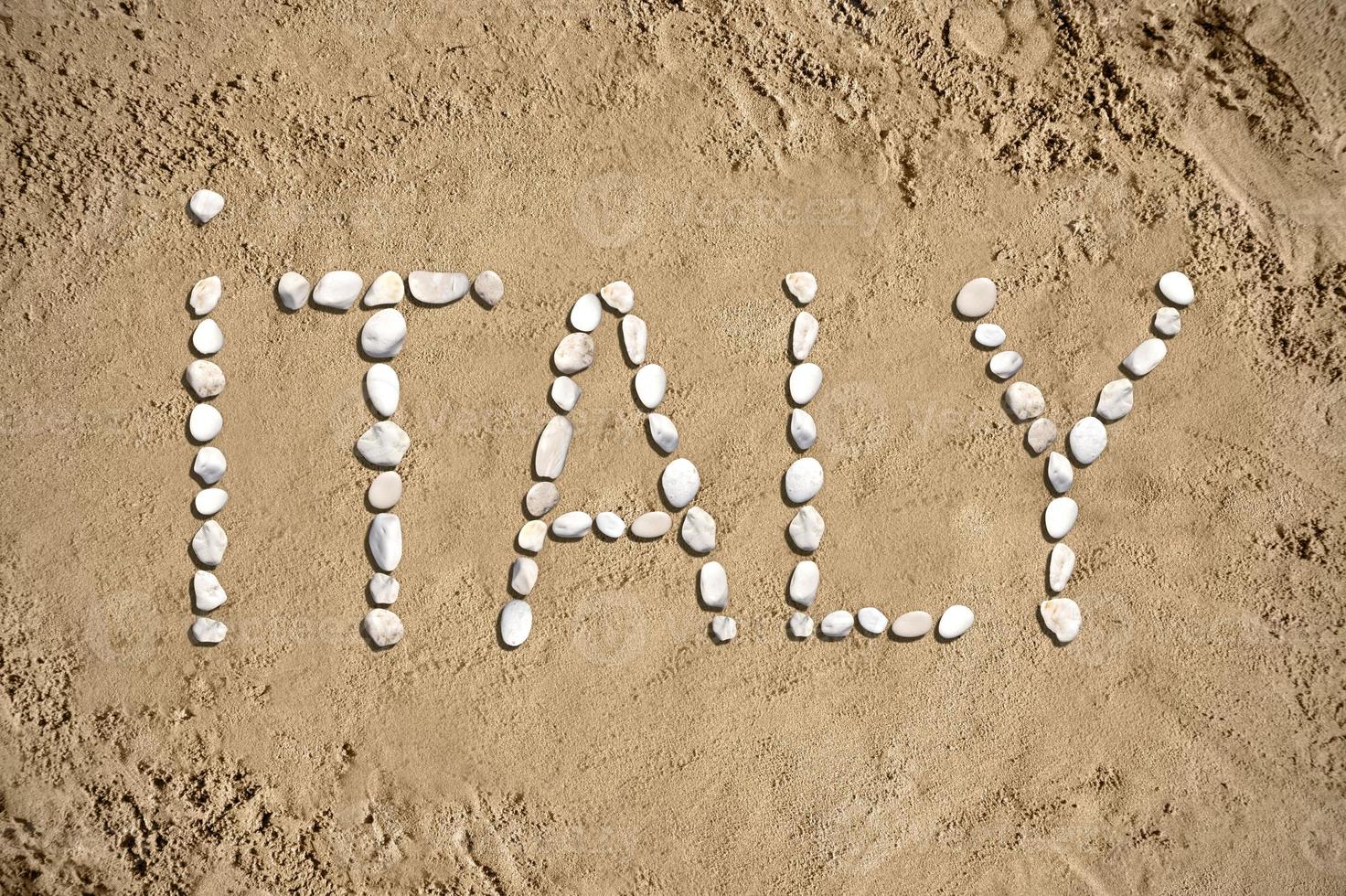 Italien - - Wort gemacht mit Steine auf Sand foto