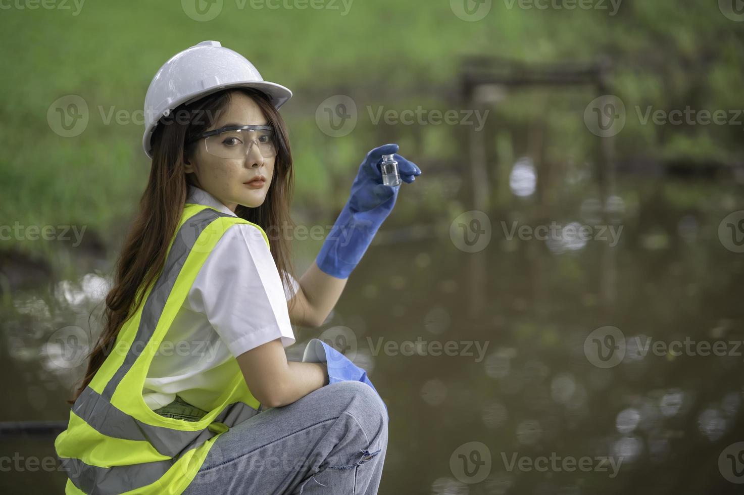 Umweltingenieure prüfen die Wasserqualität, bringen Wasser zum Testen ins Labor, prüfen den Mineralgehalt in Wasser und Boden, prüfen Wasserquellen auf Verunreinigungen. foto