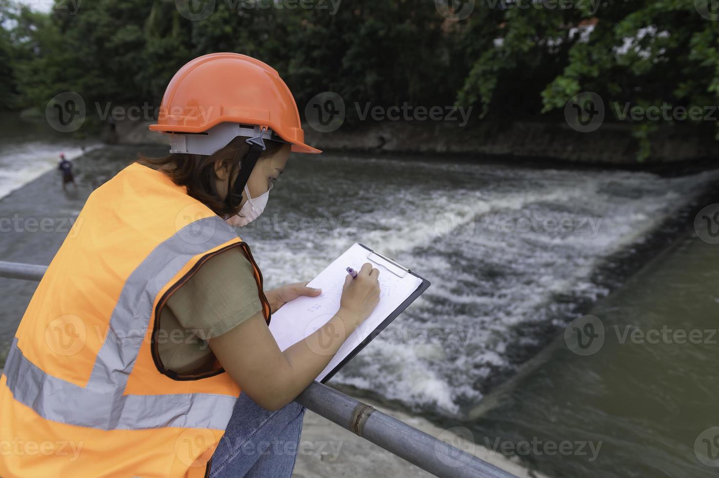 ein fortgeschritten elektrisch Ingenieur inspiziert das elektrisch System von das Wasserwerk, Wartung Techniker zum das Steuerung System von das Abwasser Behandlung System foto