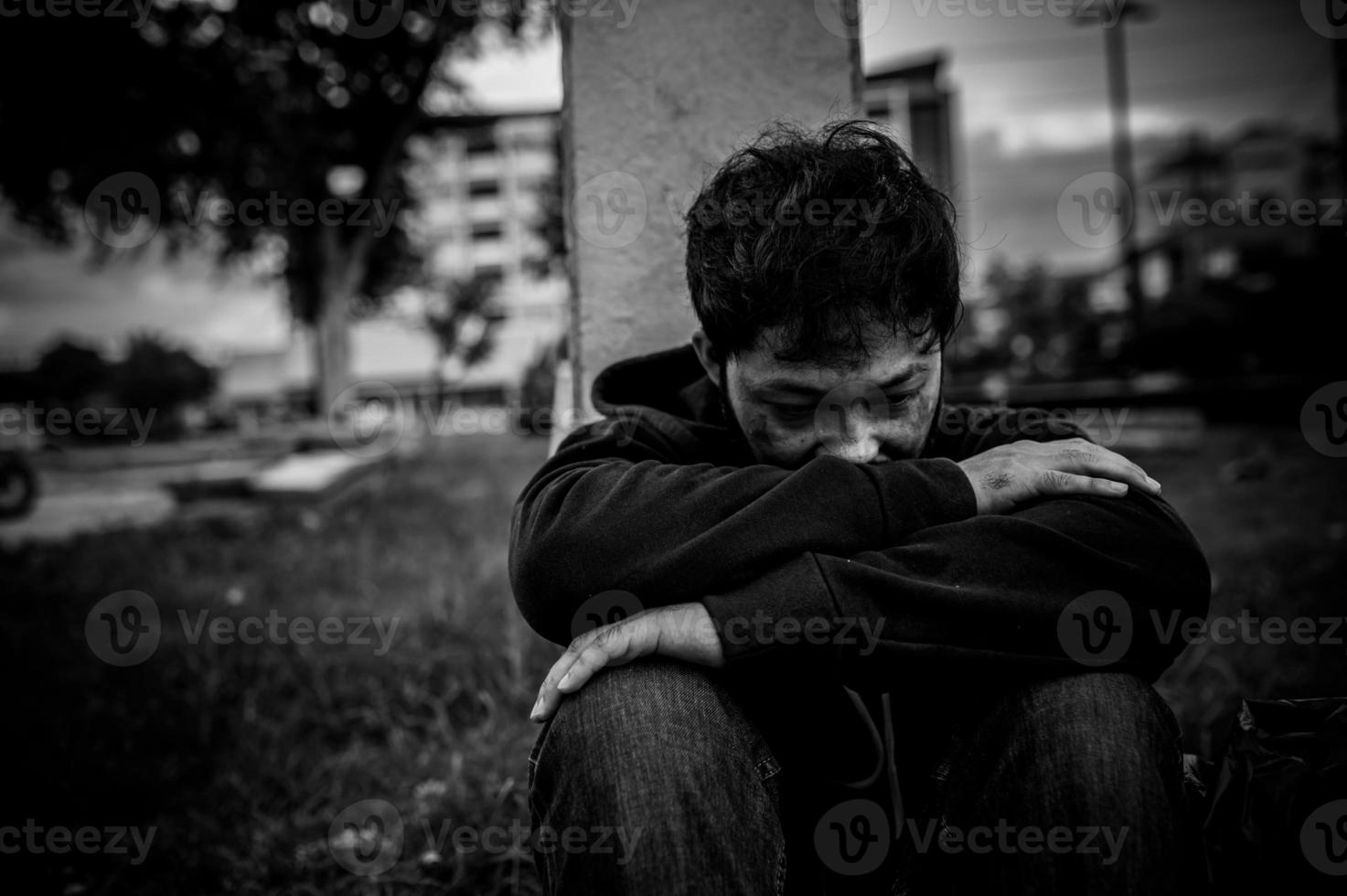 asiatischer mann ist obdachlos an der seitenstraße, ein fremder muss alleine auf der straße leben, weil er keine familie hat. foto