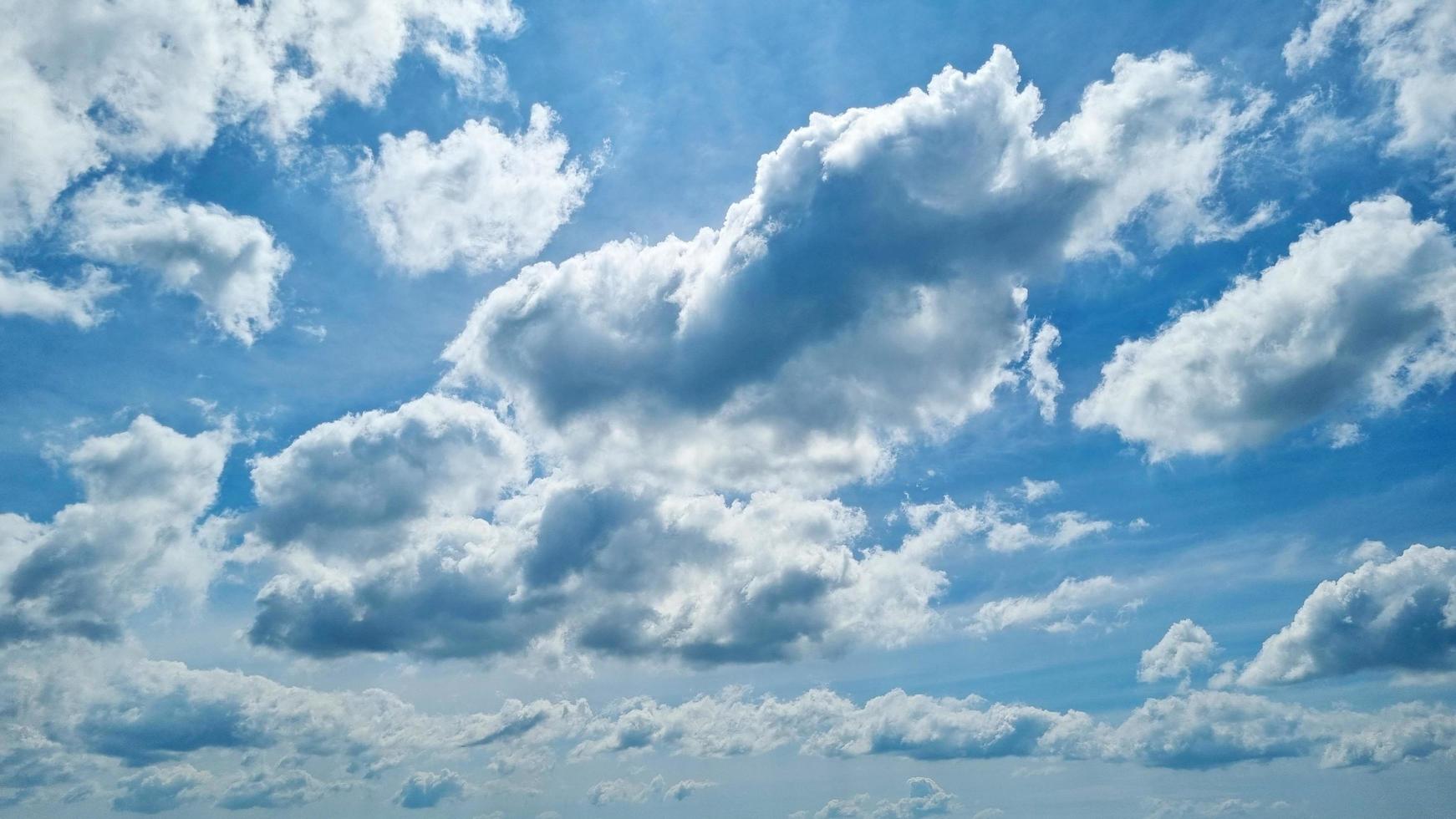 Weiß wolkig Schwimmen unter Blau Himmel. foto
