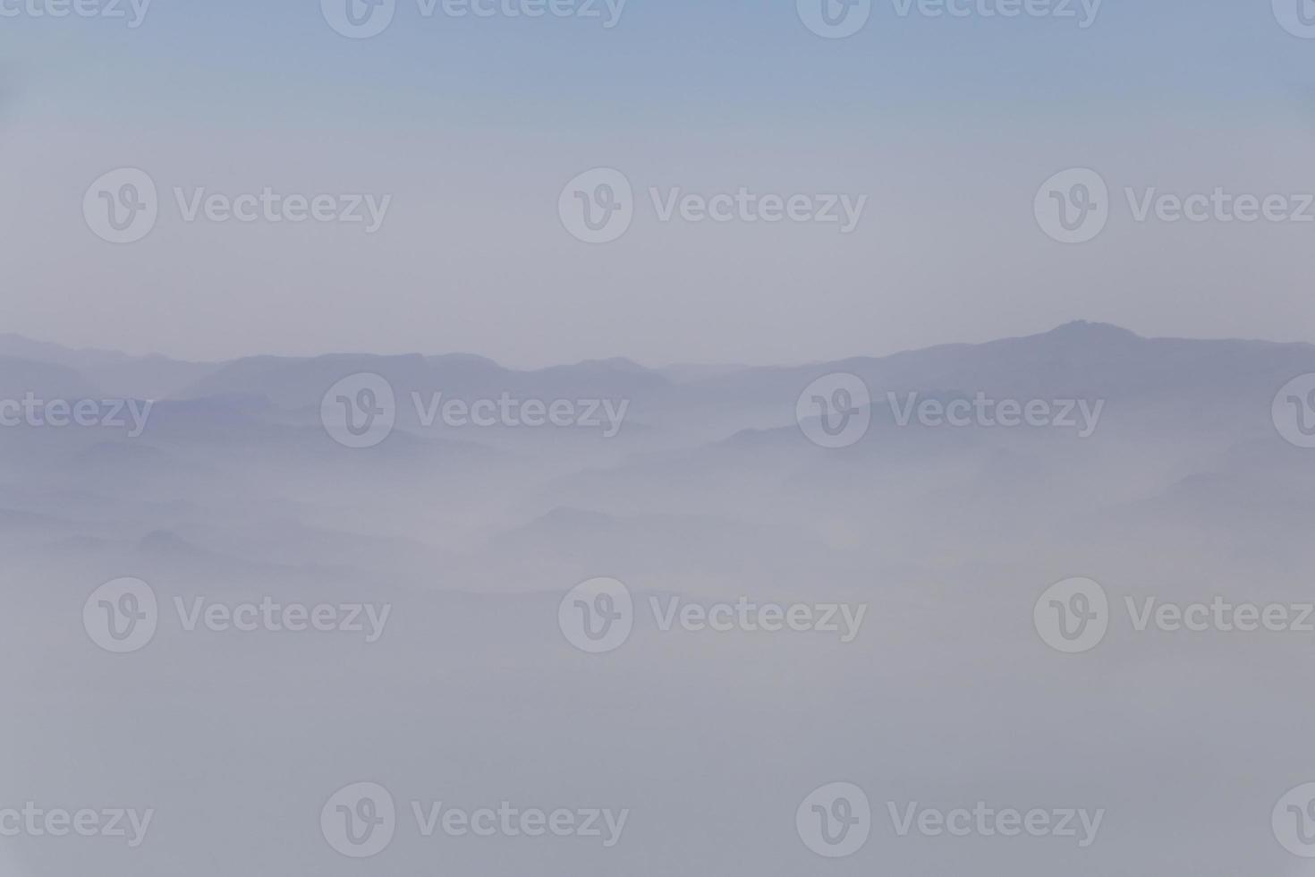 Aussicht auf Spitzen von Zagros Berge unter Wolken foto