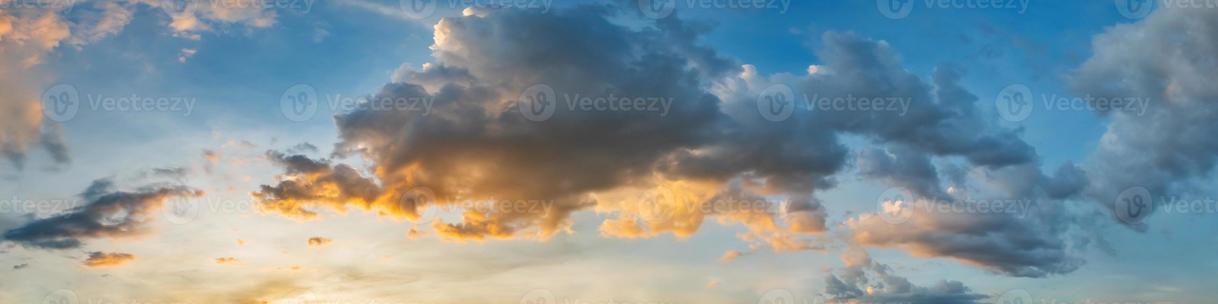 dramatischer Panoramahimmel mit Wolke auf Sonnenaufgang und Sonnenuntergangzeit. Panoramabild. foto