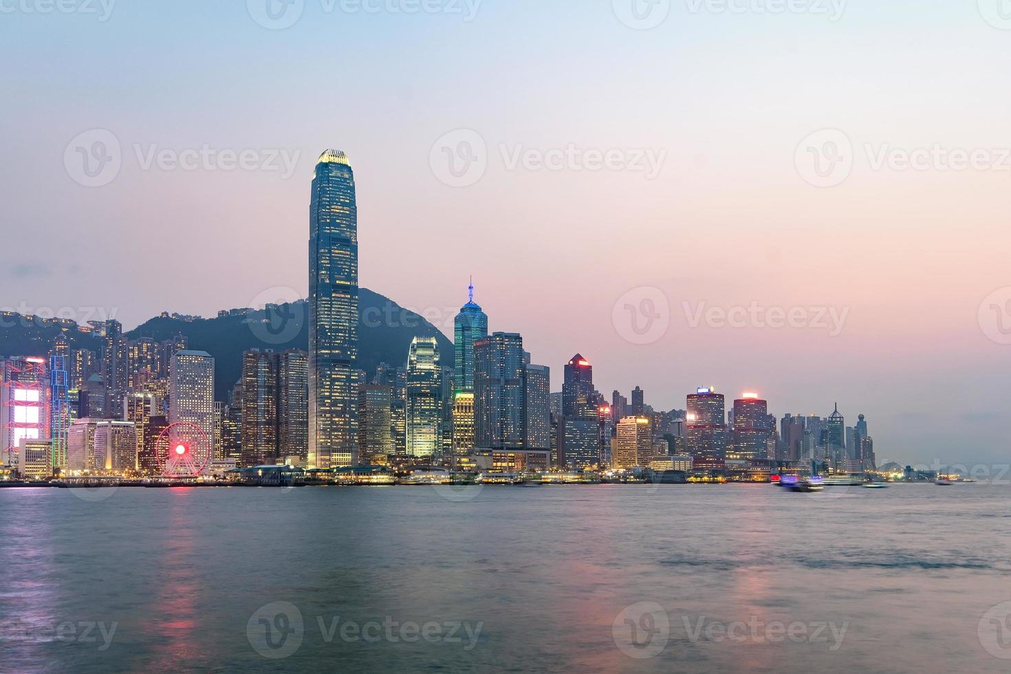 hong kong skyline am abend von kowloon, hong kong, china aus gesehen foto