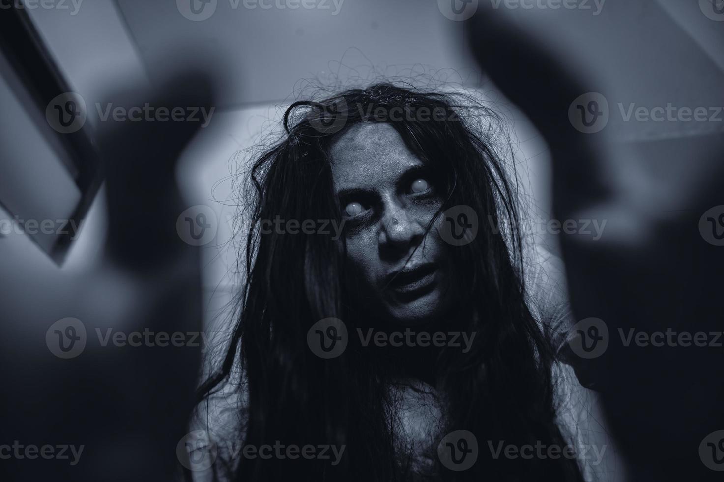 porträt der asiatischen frau bilden geist, gruselige horrorszene für hintergrund, halloween-festivalkonzept, geisterfilmplakat, wütender geist in der wohnung foto