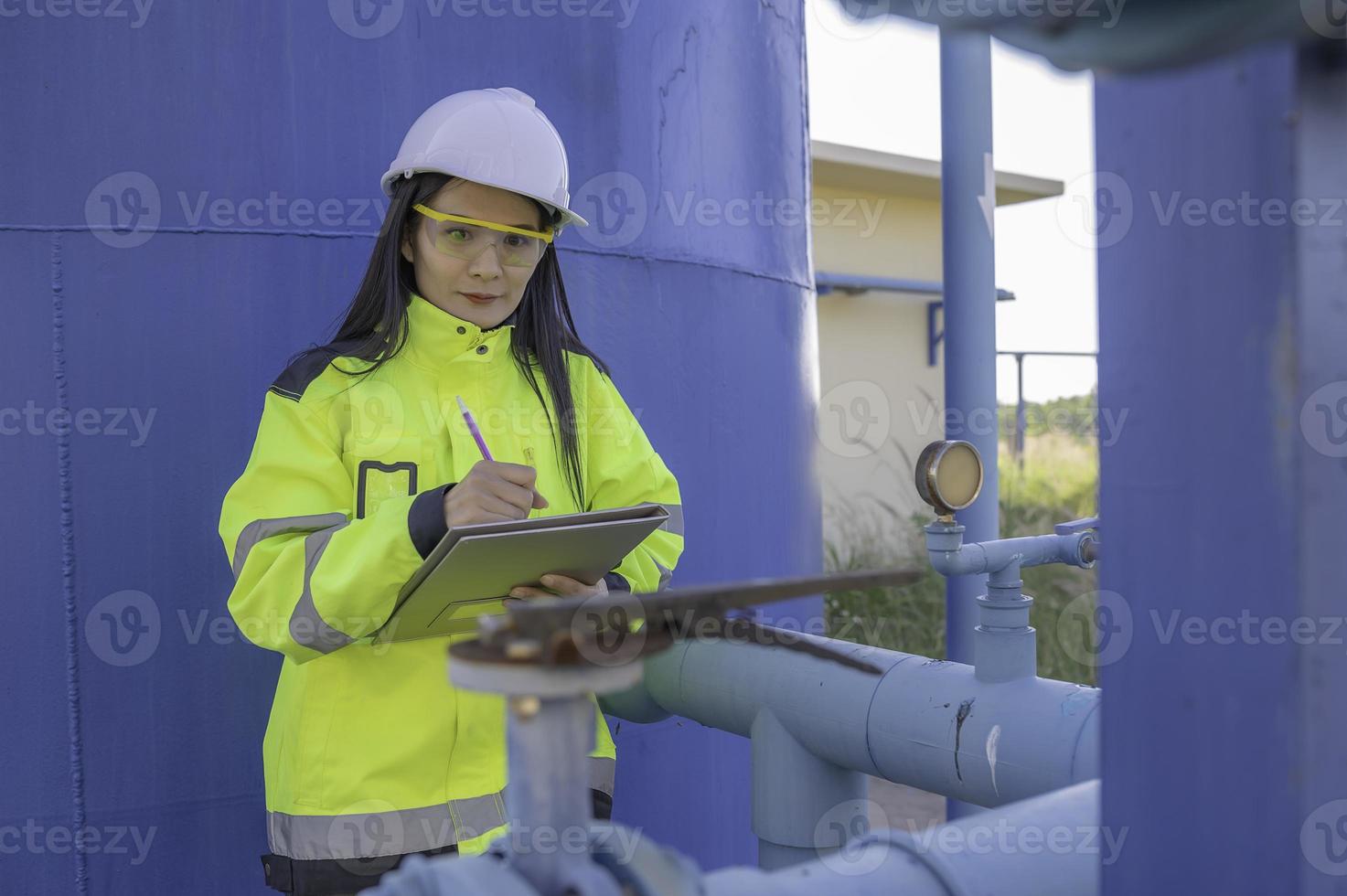 umweltingenieure arbeiten in kläranlagen, klempnerinnen arbeiten an der wasserversorgung foto