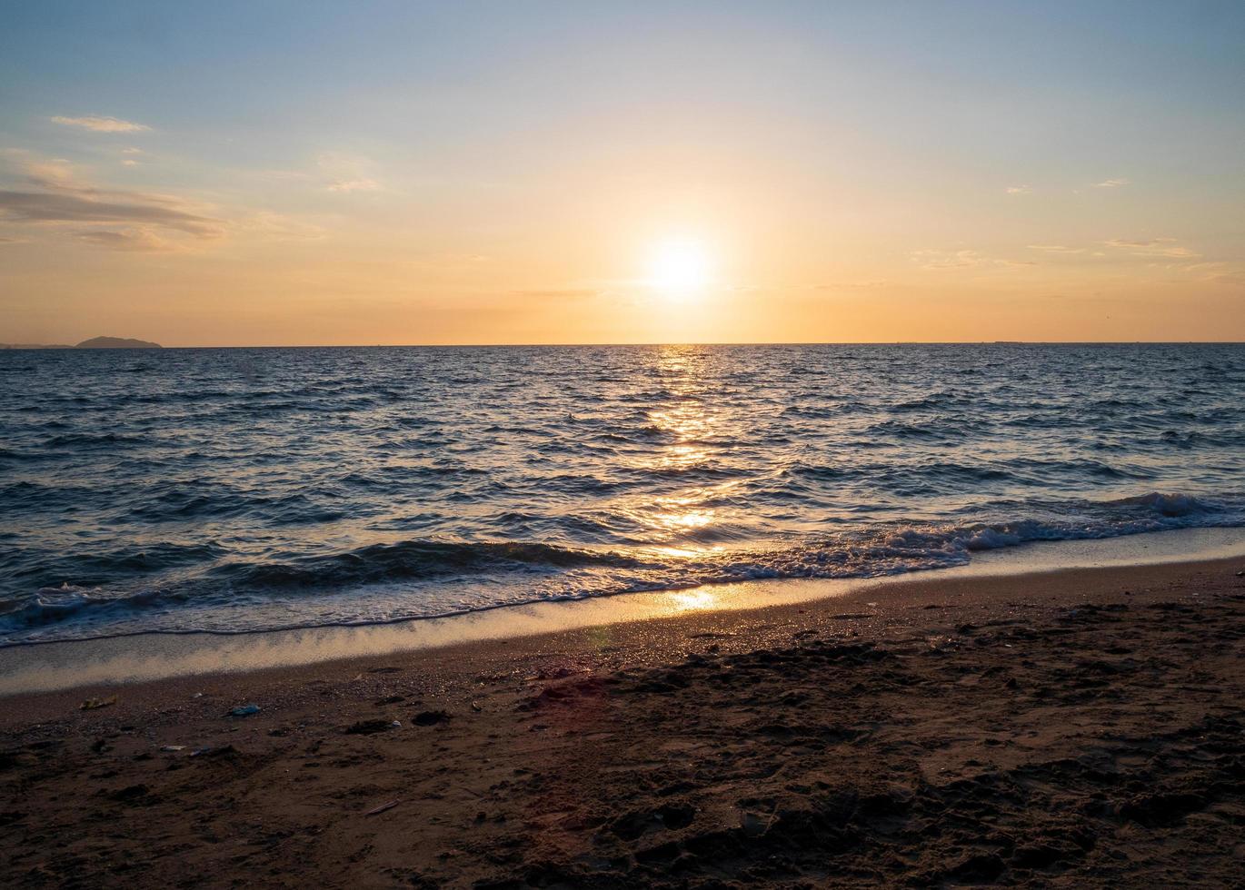 Panorama Vorderseite Standpunkt Landschaft Reise Sommer- Meer Wind Welle cool auf Urlaub Ruhe Küsten groß Sonne einstellen Himmel Licht Orange golden Natur tropisch schön Abend Stunde Tag beim Knall san Strand Thailand. foto