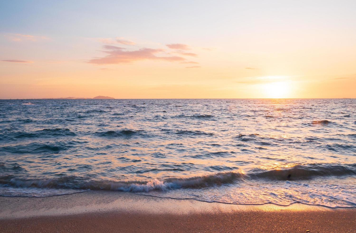 Panorama Vorderseite Standpunkt Landschaft Reise Sommer- Meer Wind Welle cool auf Urlaub Ruhe Küsten groß Sonne einstellen Himmel Licht Orange golden Natur tropisch schön Abend Stunde Tag beim Knall san Strand Thailand. foto