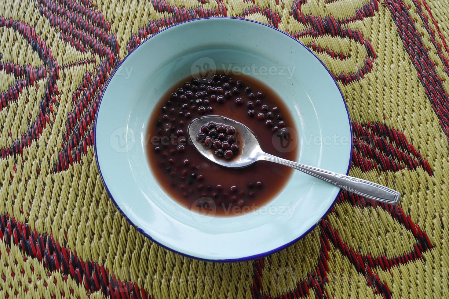 Suppe Gemüse klar kacang Gude sagur Benennen kacang gude, kacang Bali, ein traditionell zentral Java Gericht, serviert einfach auf ein Licht Blau Metall Platte. foto