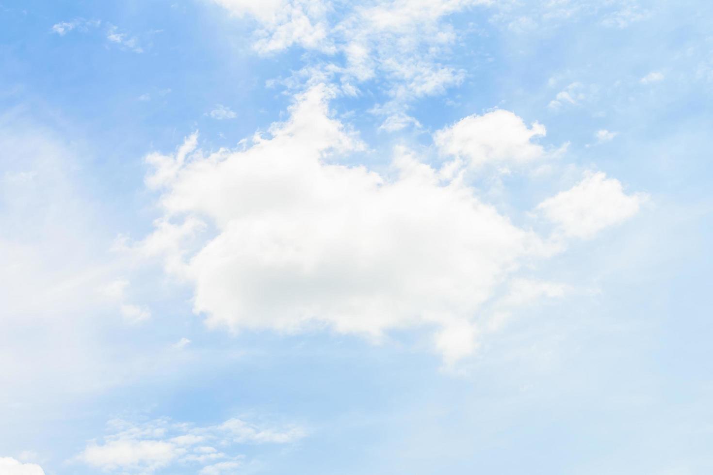 weiße Wolke auf blauem Himmelhintergrund foto