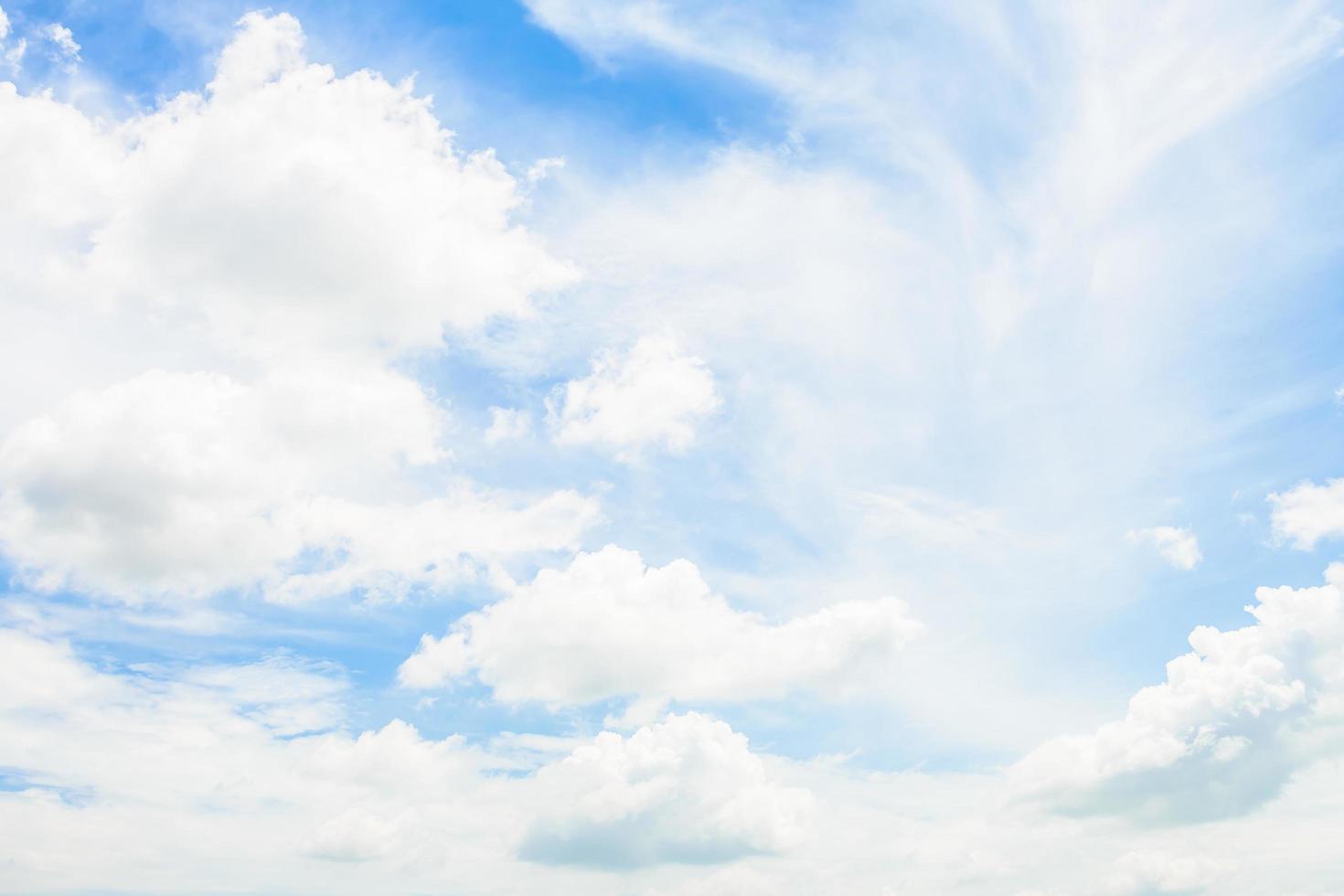 weiße Wolke auf blauem Himmelhintergrund foto