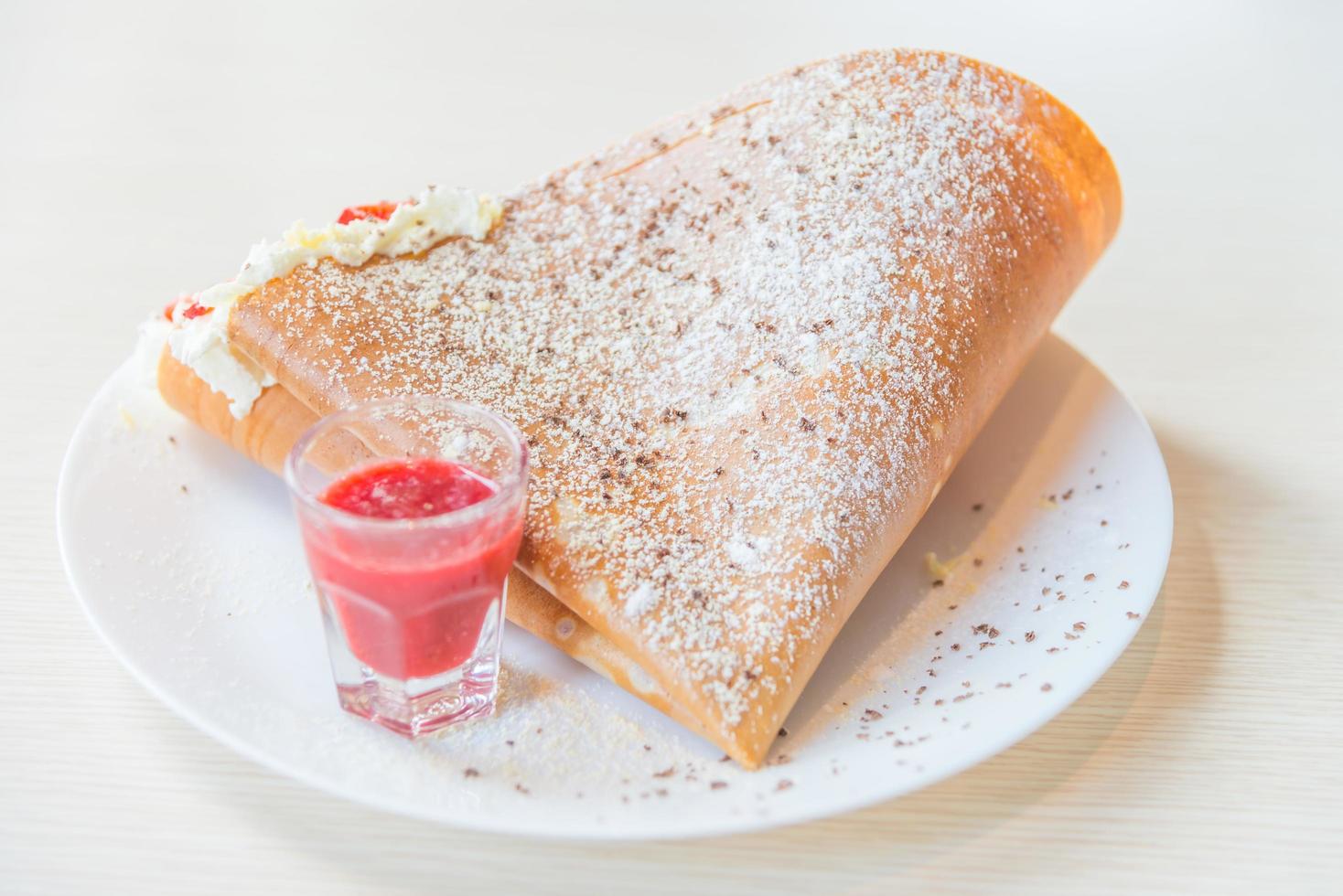 Crêpe-Dessert mit Erdbeerfrüchten und Schlagsahne foto