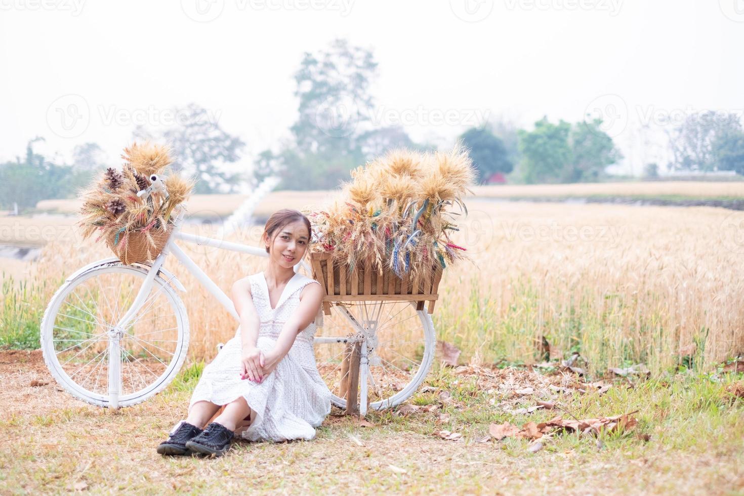 jung asiatisch Frauen im Weiß Kleider im das Gerste Reis Feld foto