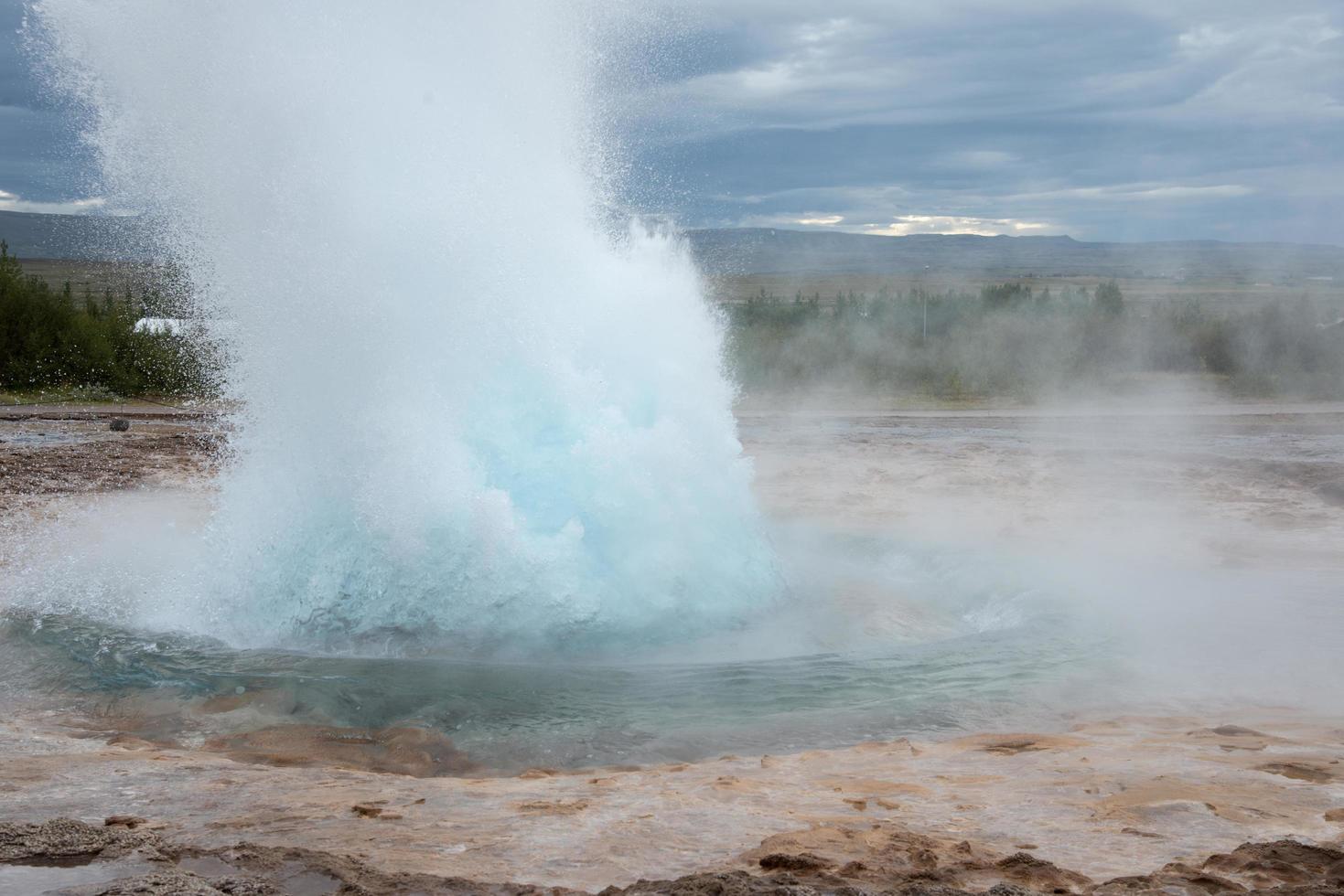 Geysir im Island mit Ausgießen heiß Federn foto