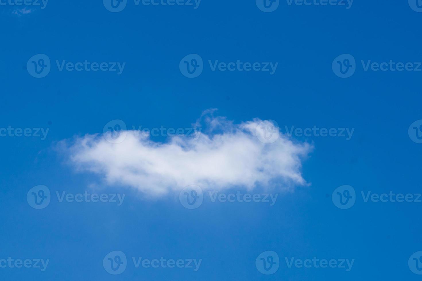 blauer Himmel mit Wolkenhintergrund foto