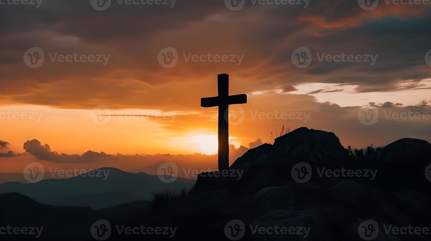 Silhouette von Kruzifix Kreuz auf Berg beim Sonnenuntergang Himmel Hintergrund. Christian Ostern Illustration foto