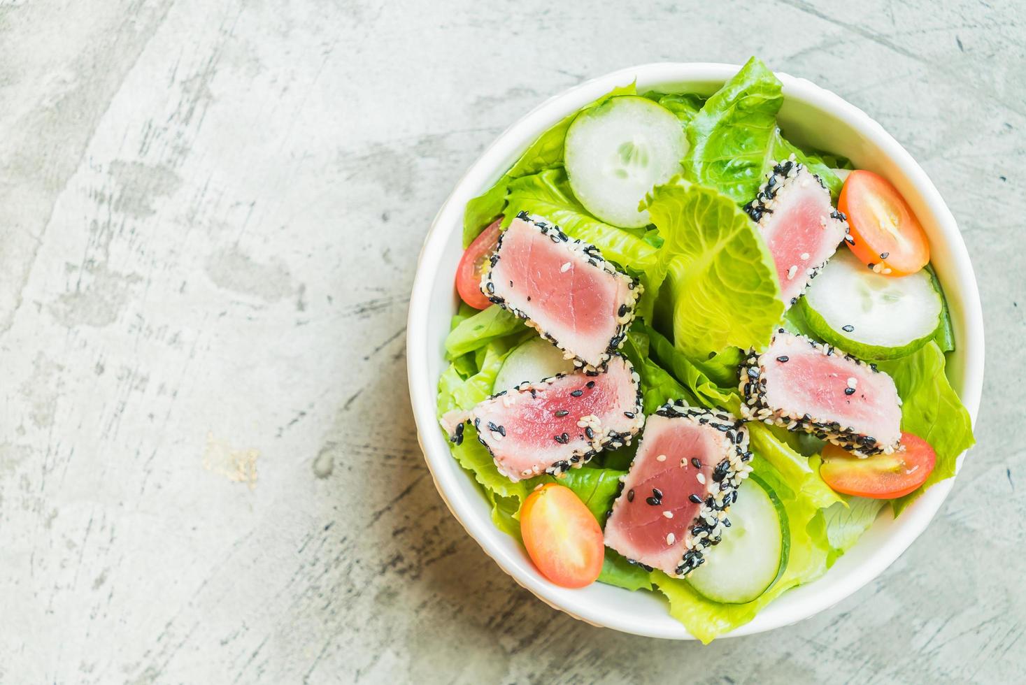 Gegrillter Thunfischsalat in weißer Schüssel - gesundes Essen foto