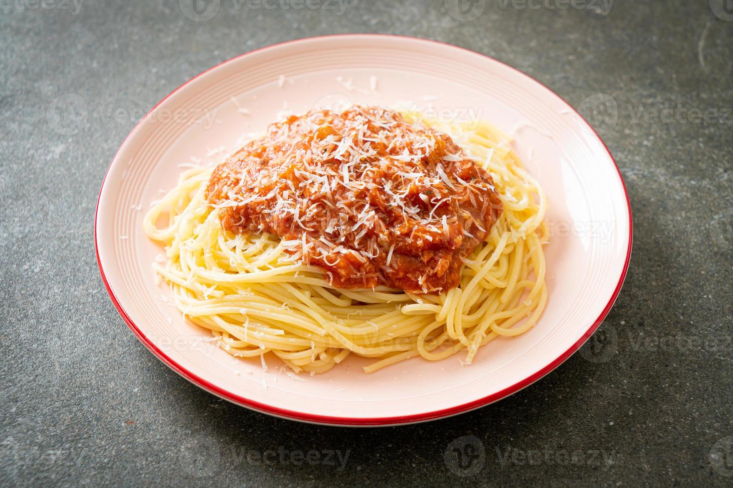 Bolognese-Spaghetti vom Schwein mit Parmesankäse foto