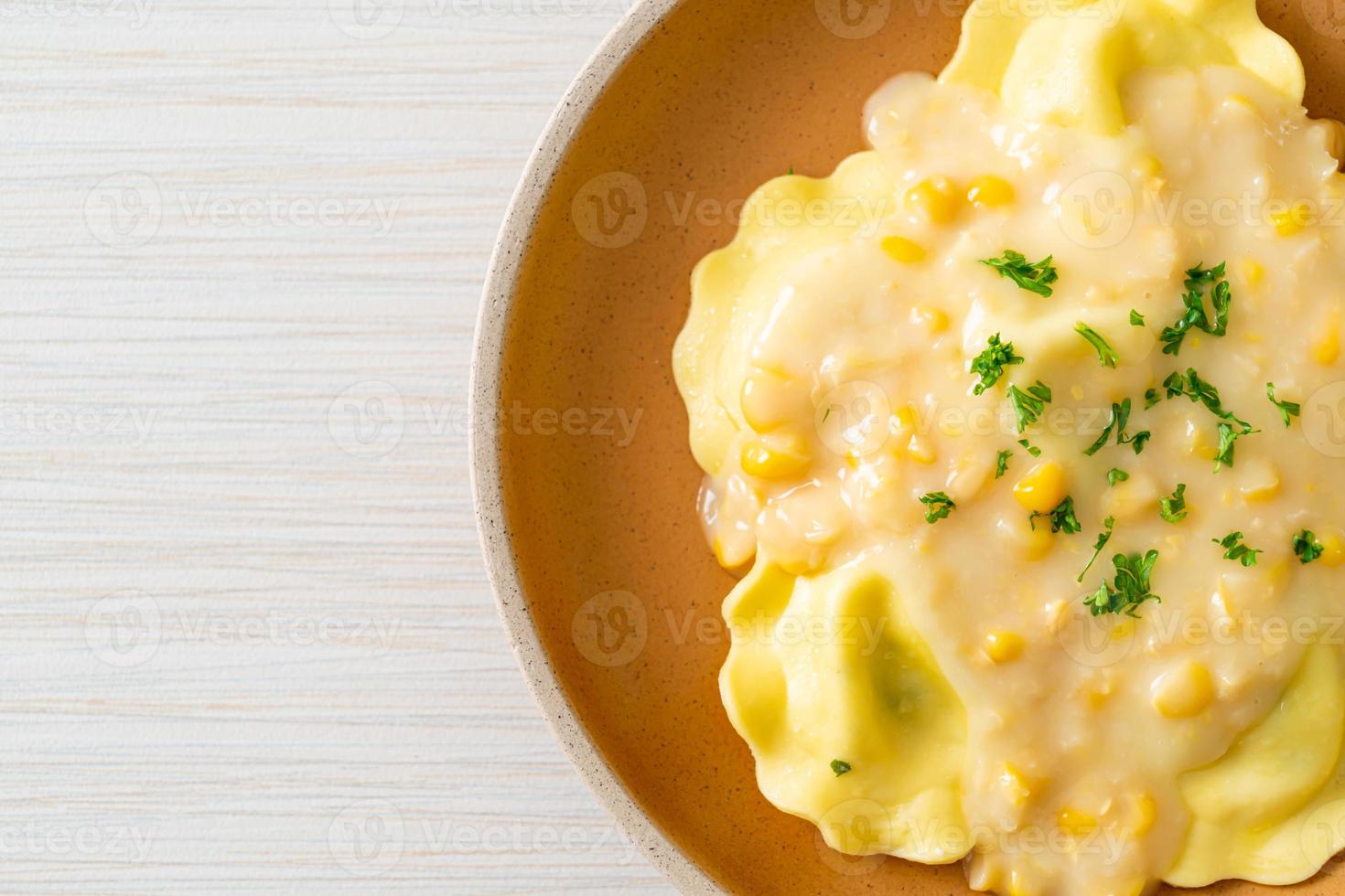 Ravioli-Nudeln mit Mais-Käse-Sauce foto