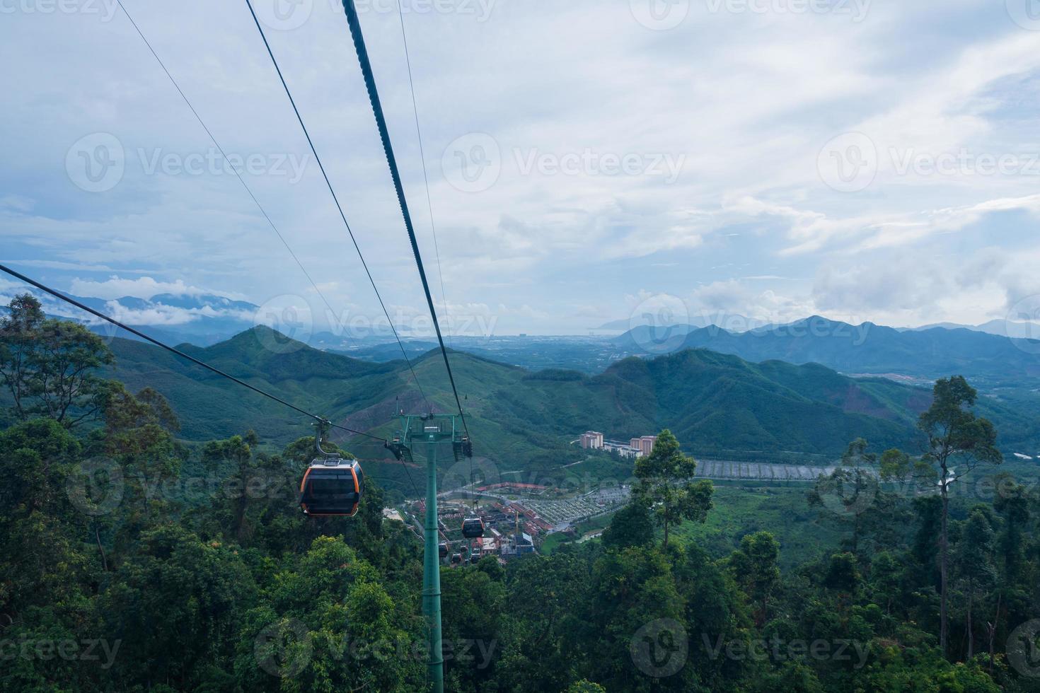 Kabel Auto zu berühmt Tourist Attraktion Frankreich Stadt Stil beim das oben von das ba n / a Hügel, da nang, Vietnam foto