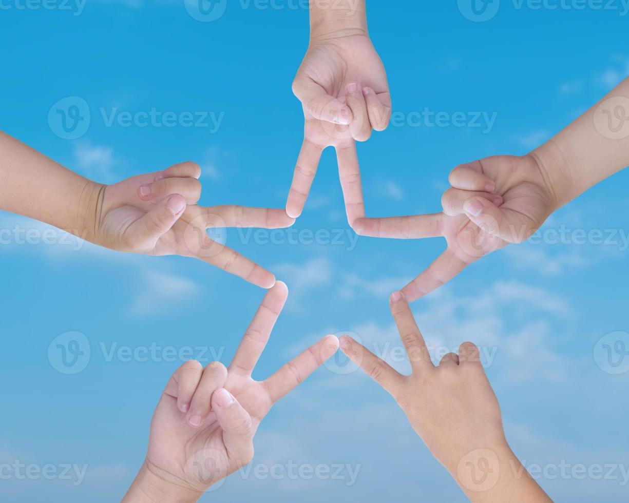 Kind Hände Vereinigung ihr zu machen Star gestalten mit Finger, Über Blau Himmel Hintergrund. konzeptionelle von Zusammenarbeit. foto