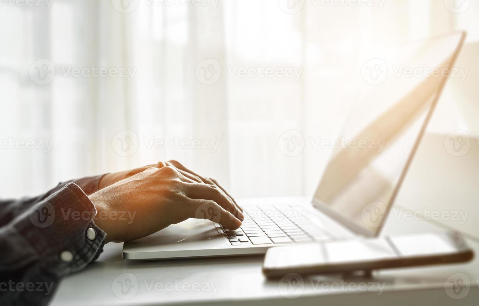 schließen oben von Mann Hände mit Laptop beim Zuhause Büro. Konzept von suchen Netz, Surfen Information. Sanft Fokus foto