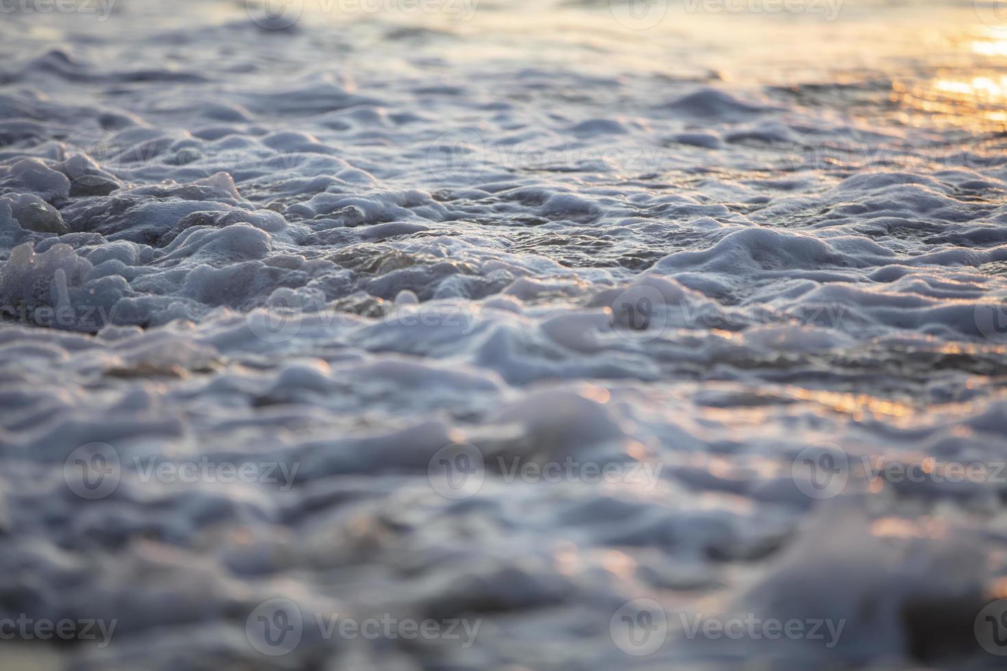 schön Welle mit Schaum im das Abend Meer. foto