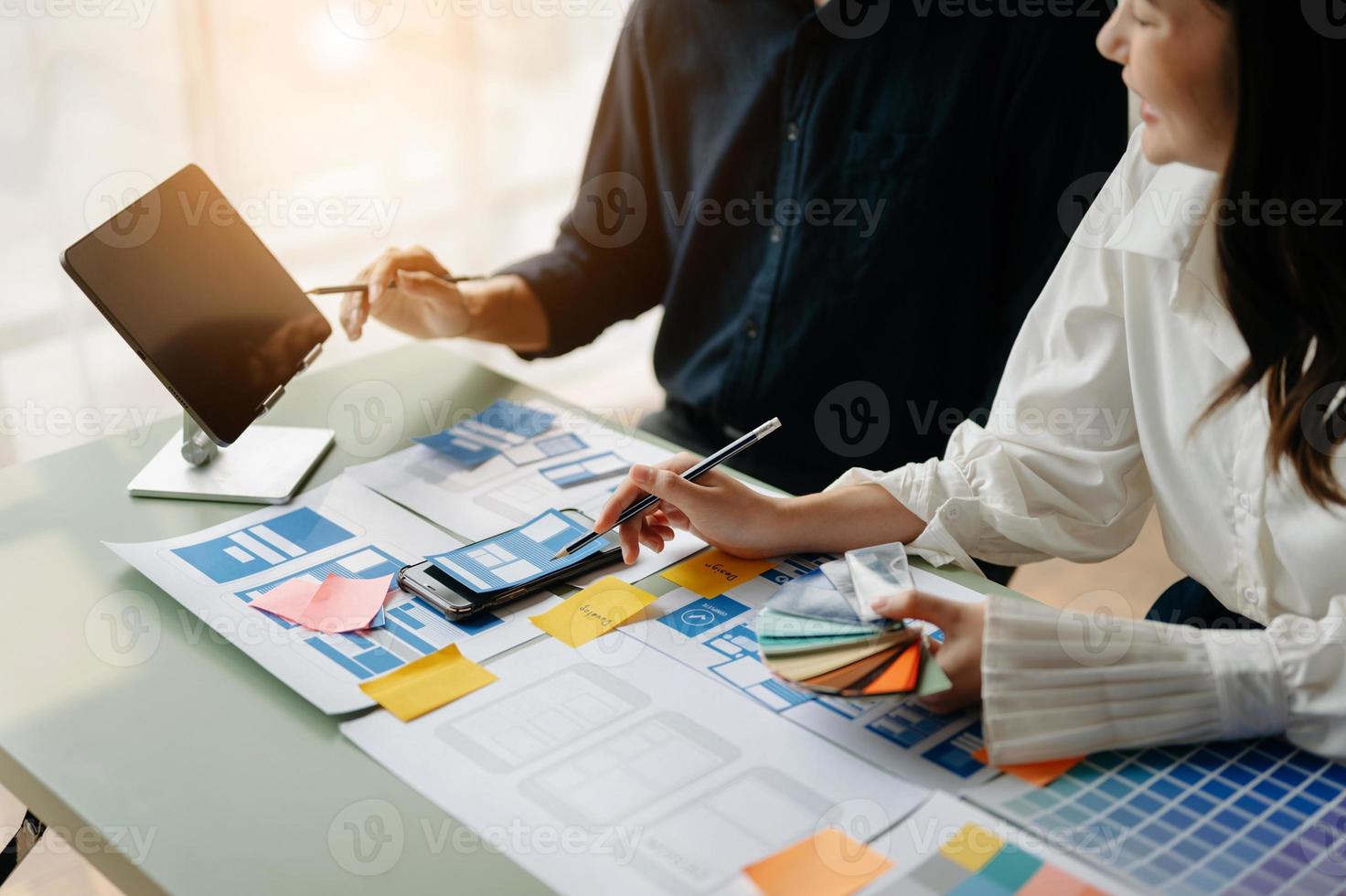 asiatisch Geschäftsmann und Frau Menschen Treffen im Büro. Mitarbeiter Brainstorming und Arbeit wie Team, planen und diskutieren Projekt durch Punkt auf Papier und Tablette. foto