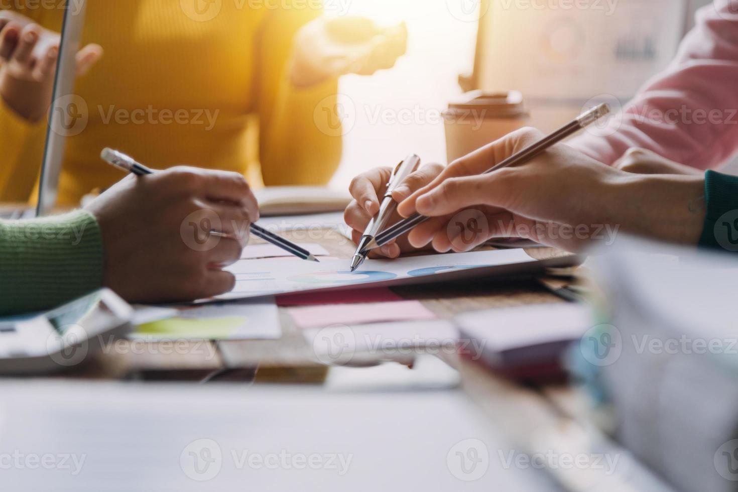 finanzanalysten analysieren während einer diskussion auf einem unternehmenstreffen geschäftsfinanzberichte zu einem investitionsprojekt zur planung digitaler tabletten und zeigen die ergebnisse ihrer erfolgreichen teamarbeit. foto