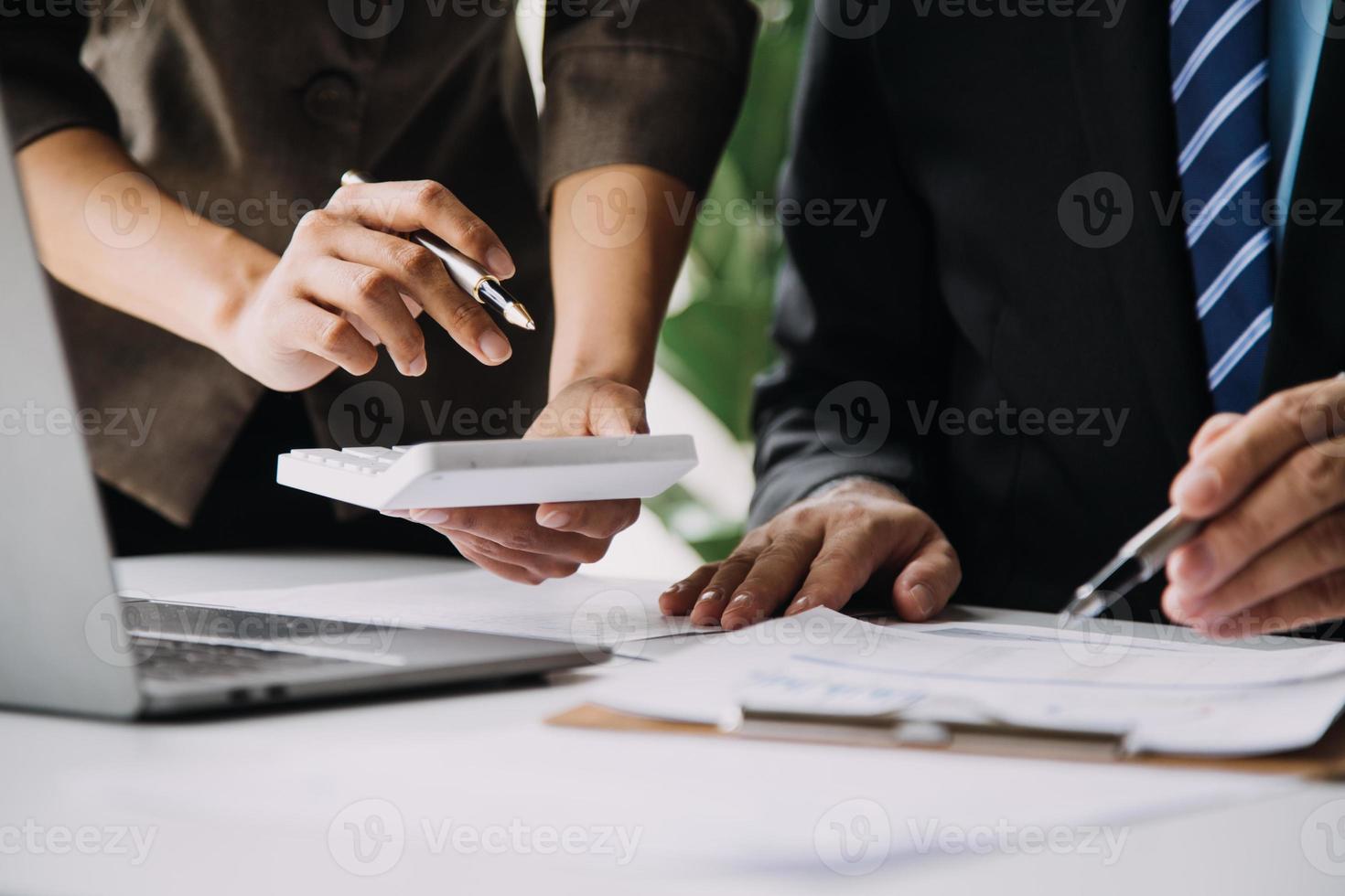 finanzanalysten analysieren während einer diskussion auf einem unternehmenstreffen geschäftsfinanzberichte zu einem investitionsprojekt zur planung digitaler tabletten und zeigen die ergebnisse ihrer erfolgreichen teamarbeit. foto