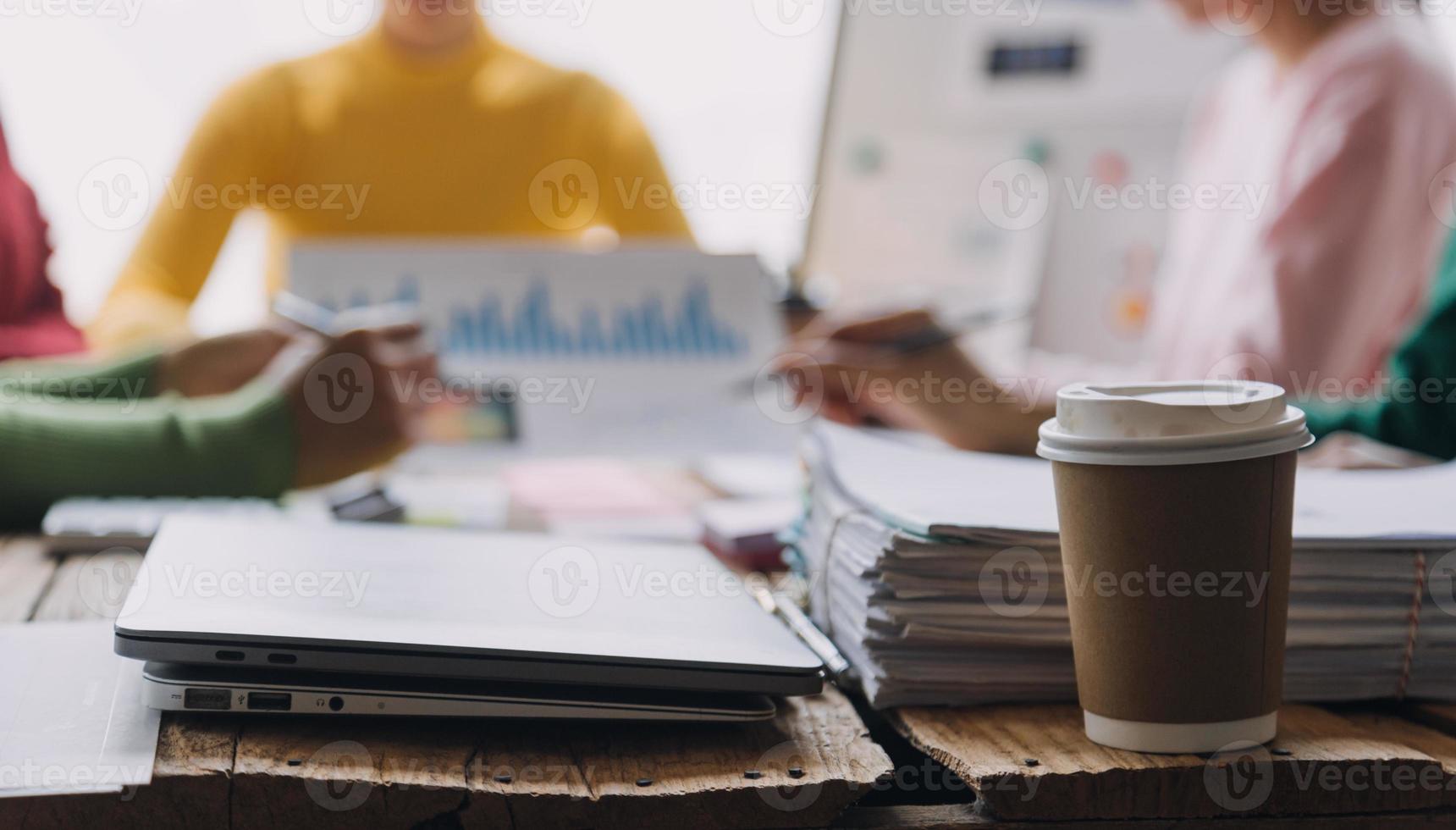 finanzanalysten analysieren während einer diskussion auf einem unternehmenstreffen geschäftsfinanzberichte zu einem investitionsprojekt zur planung digitaler tabletten und zeigen die ergebnisse ihrer erfolgreichen teamarbeit. foto