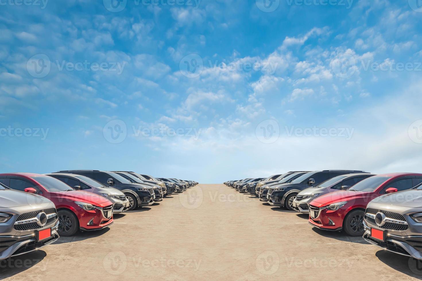 Viele Gebrauchtwagen zum Verkauf auf Lager mit Himmel und Wolken foto