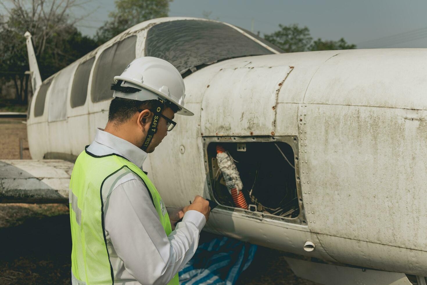 Ingenieur Aufrechterhaltung ein Hubschrauber Motor. männlich Motor machanisch Hubschrauber Überprüfung Hubschrauber Vor nehmen aus foto