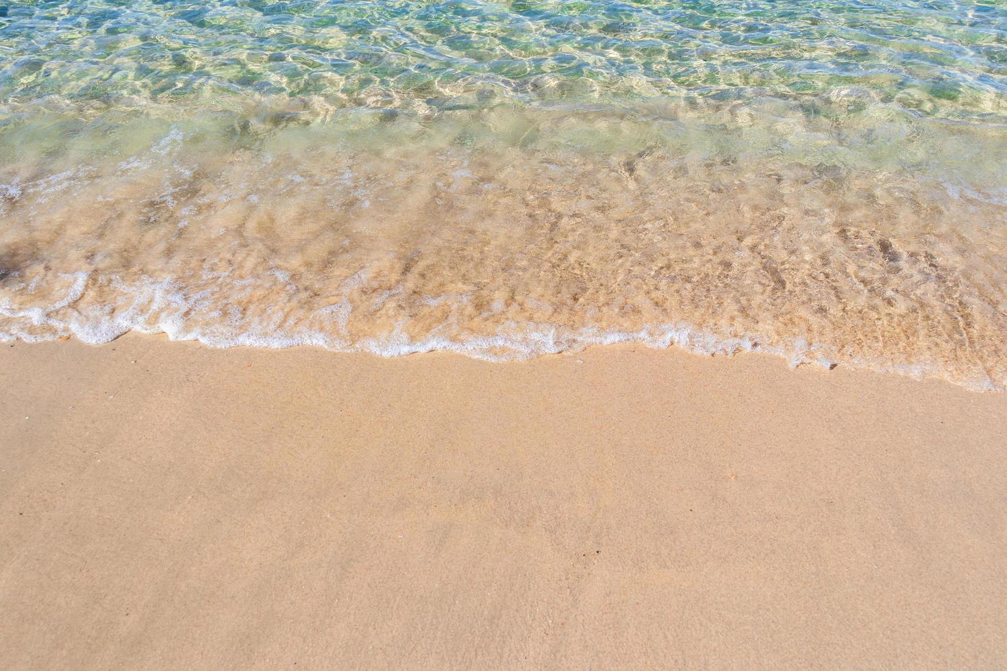 klarer blauer transparenter tropischer Sommerstrandwasserhintergrund foto