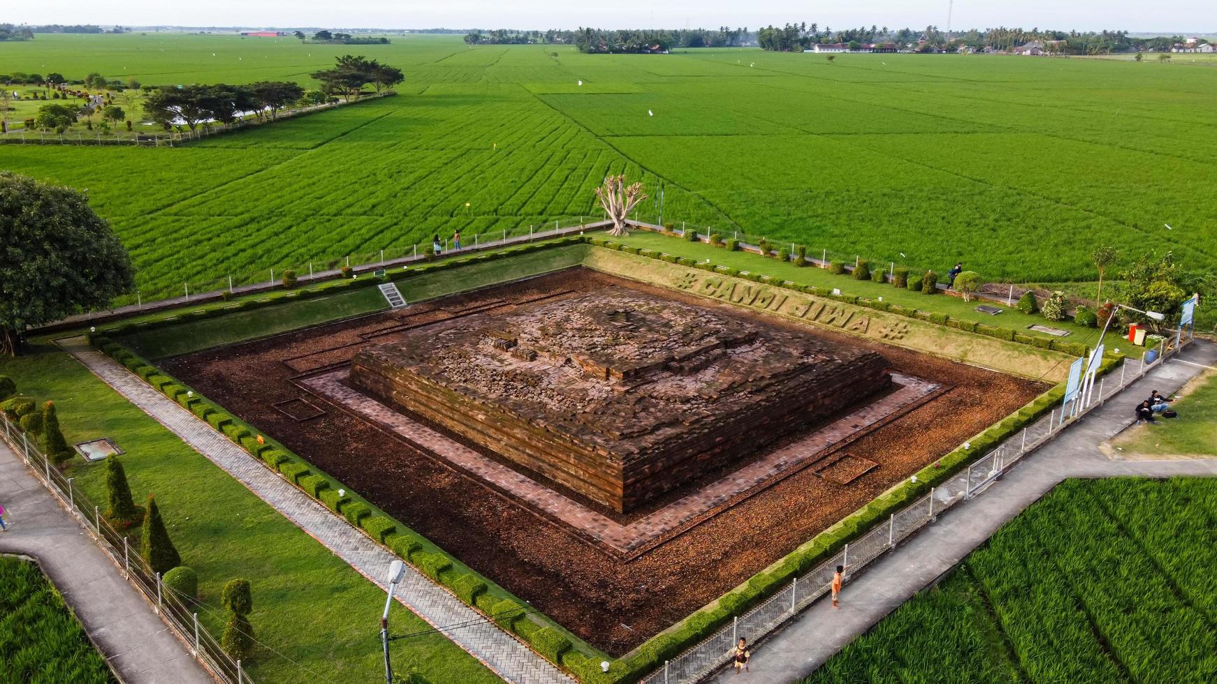 Karawang, Indonesien 2021 - Luftdrohnenansicht des Blandongan-Tempels in Karawang und umgeben von grünem Gras foto