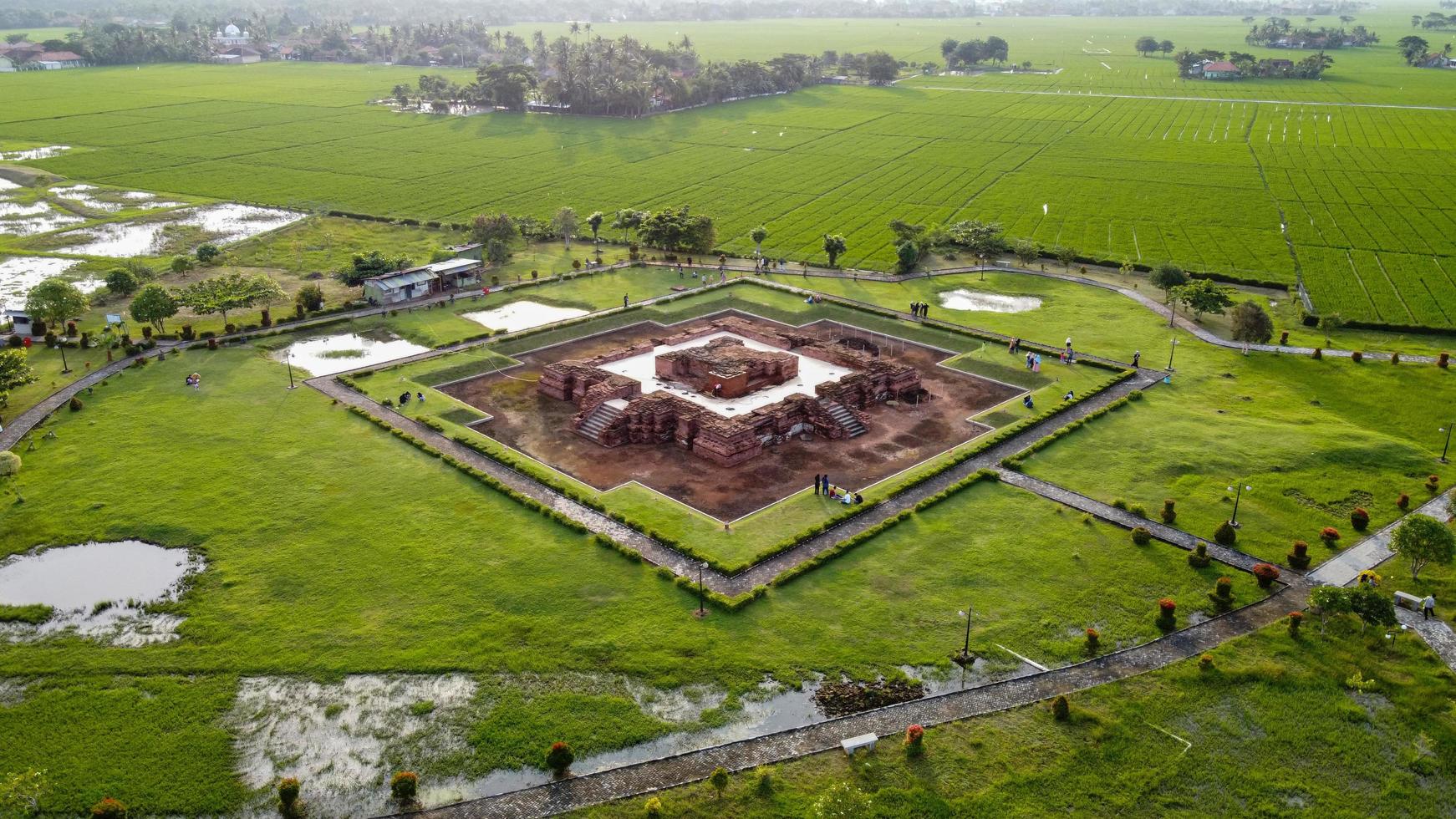 Karawang, Indonesien 2021 - Luftdrohnenansicht des Blandongan-Tempels in Karawang und umgeben von grünem Gras foto