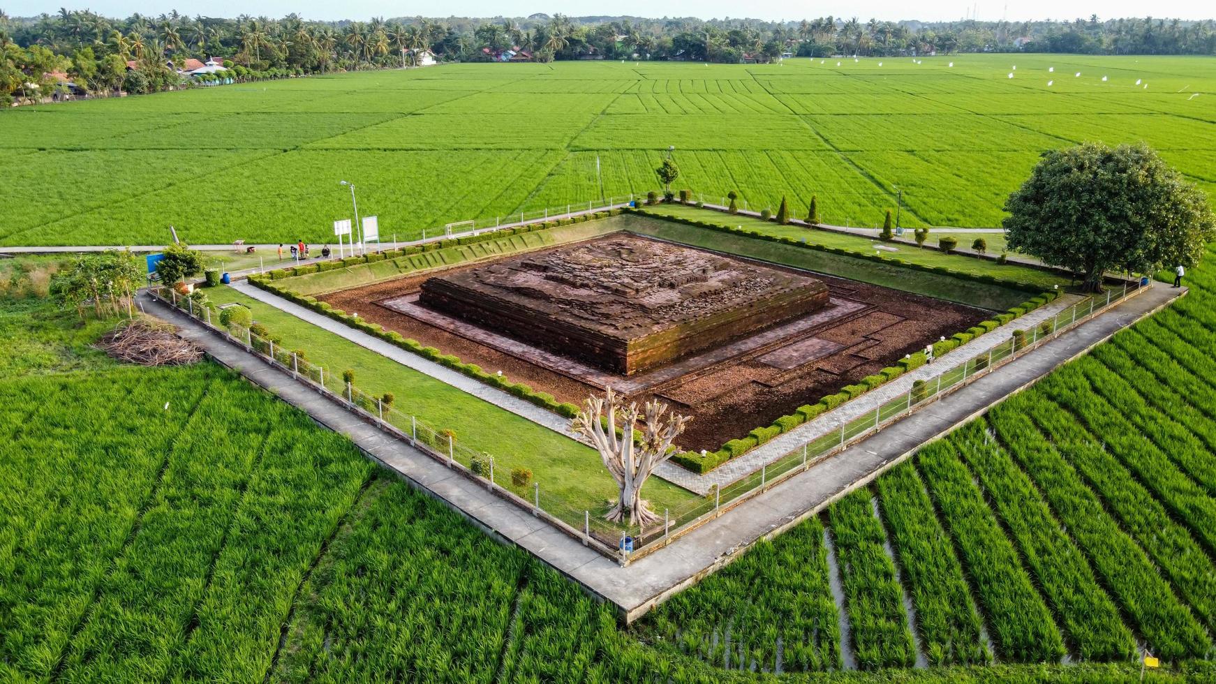 Karawang, Indonesien 2021 - Luftdrohnenansicht des Blandongan-Tempels in Karawang und umgeben von grünem Gras foto