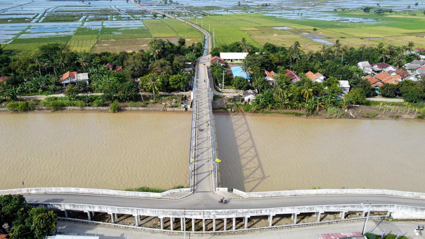 bekasi, indonesien 2021 - Luftdrohnenansicht einer langen Brücke bis zum Ende des Flusses, die zwei Dörfer verbindet foto