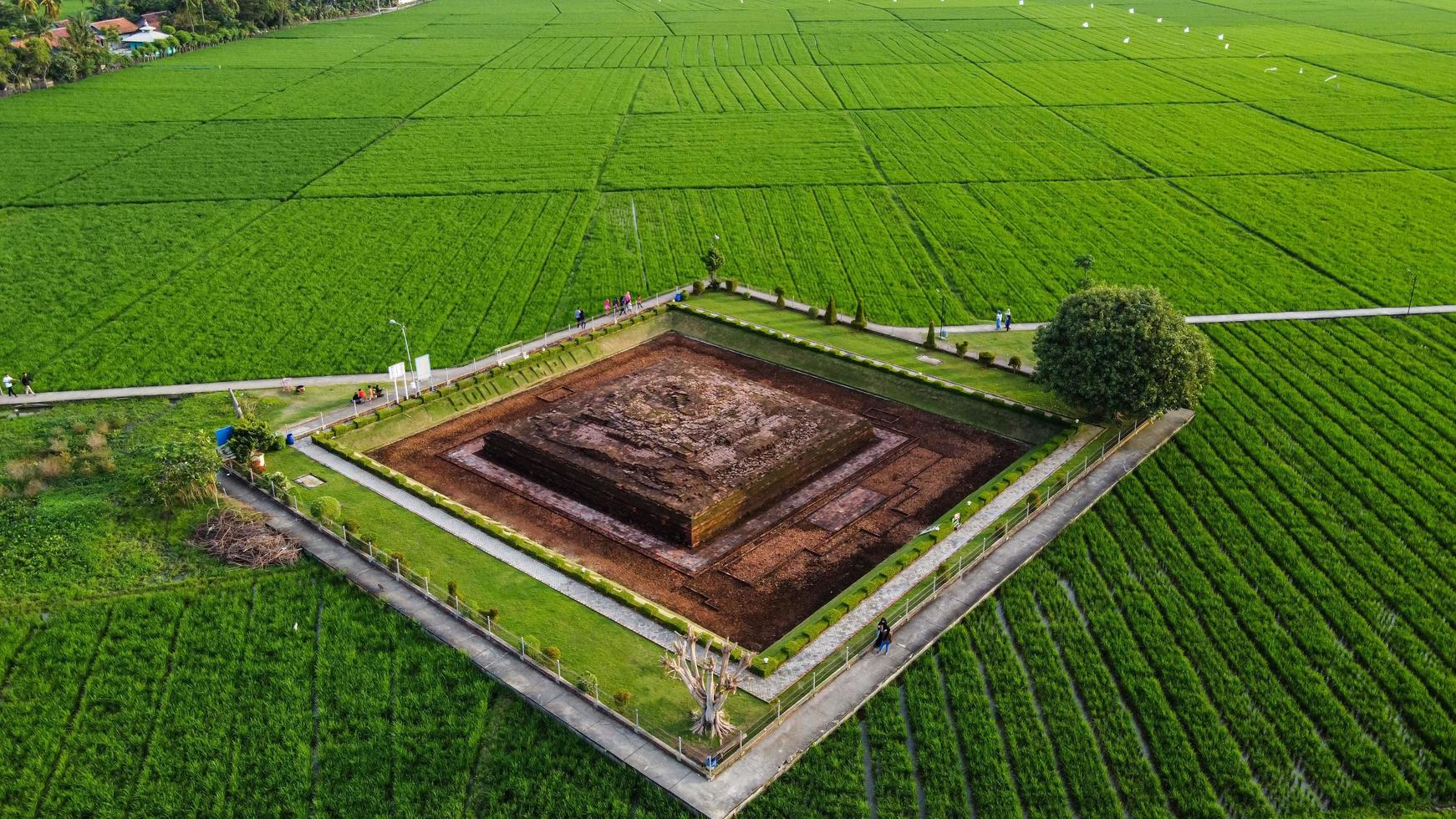 Karawang, Indonesien 2021 - Luftdrohnenansicht des Blandongan-Tempels in Karawang und umgeben von grünem Gras foto
