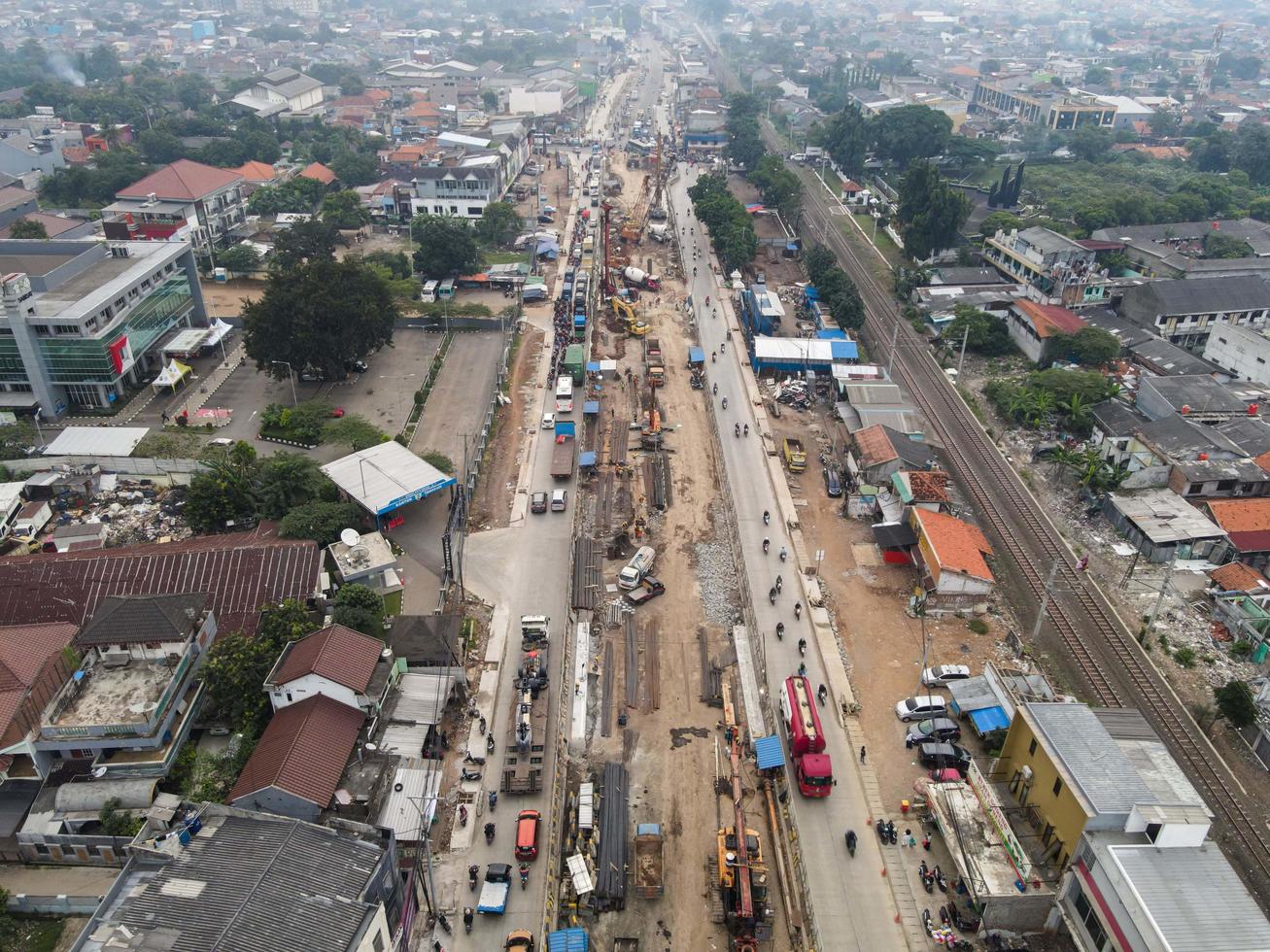 bekasi, indonesien 2021 - Stau auf den verschmutzten Straßen von bekasi mit der höchsten Anzahl an Kraftfahrzeugen und Verkehrsstaus foto