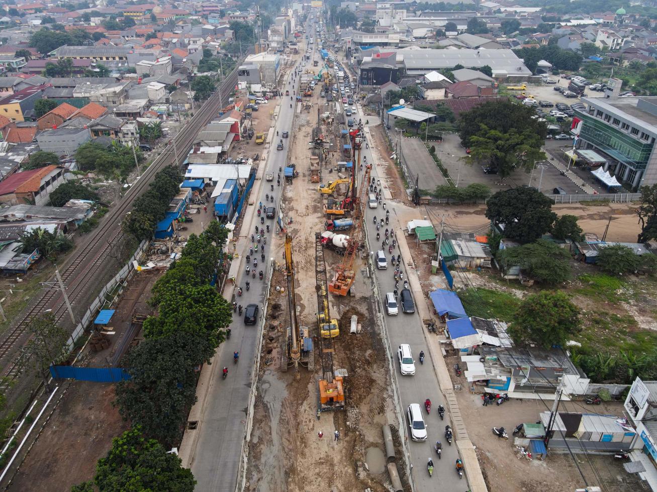 bekasi, indonesien 2021 - Stau auf den verschmutzten Straßen von bekasi mit der höchsten Anzahl an Kraftfahrzeugen und Verkehrsstaus foto