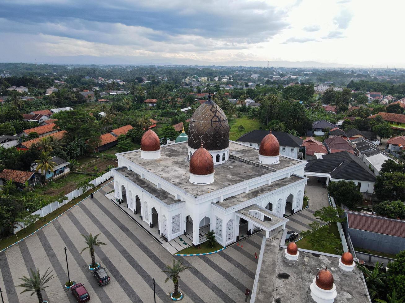 depok, indonesien 2021- nurul mustofa zentrum moscheenpanorama, blick auf die größte moschee in depok foto