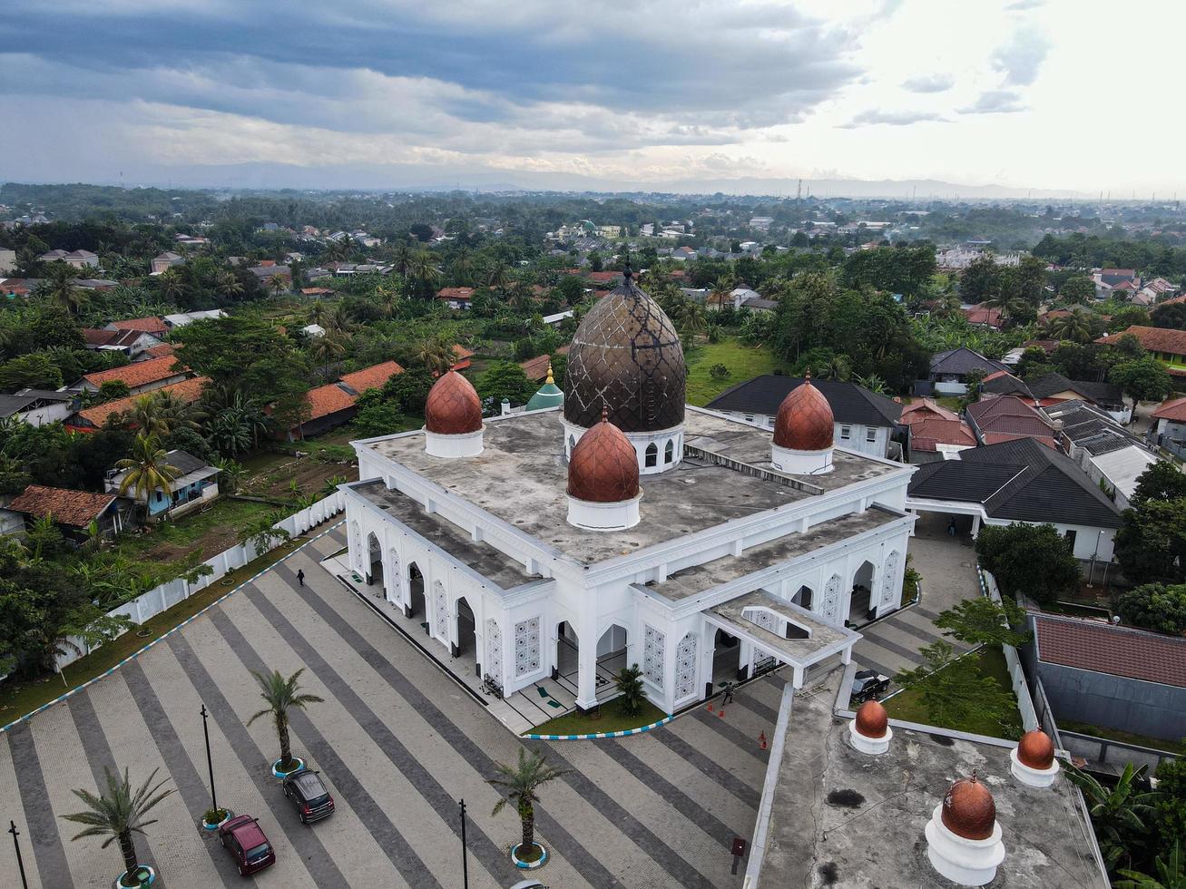 depok, indonesien 2021- nurul mustofa zentrum moscheenpanorama, blick auf die größte moschee in depok foto