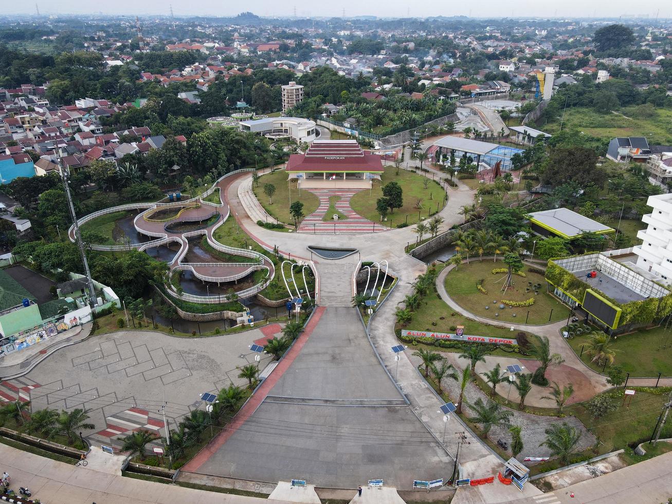 depok, indonesien 2021 - Luftaufnahme des Spielplatzhofs im öffentlichen Park, umgeben von grünen Bäumen foto